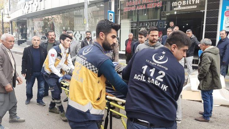 Motosiklet otomobile arkadan çarptı: 1 yaralı G3