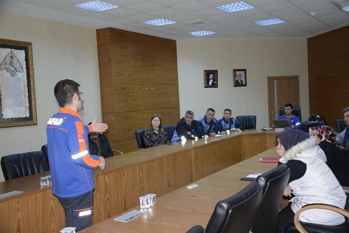 K&ouml;rfez Belediyesi personeline afet eğitimi