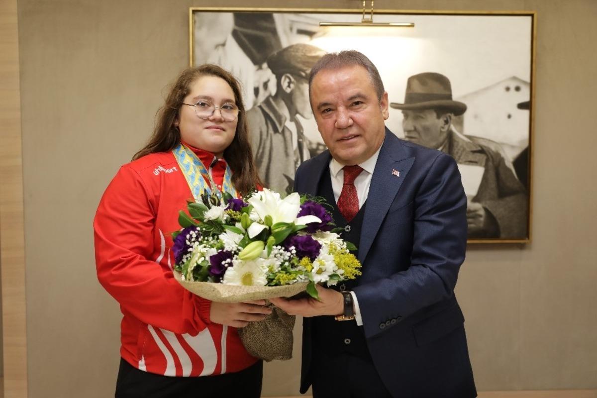 Avrupa Şampiyonu Aleyna&rsquo;dan Başkan B&ouml;cek ve Esen&rsquo;e  ziyaret