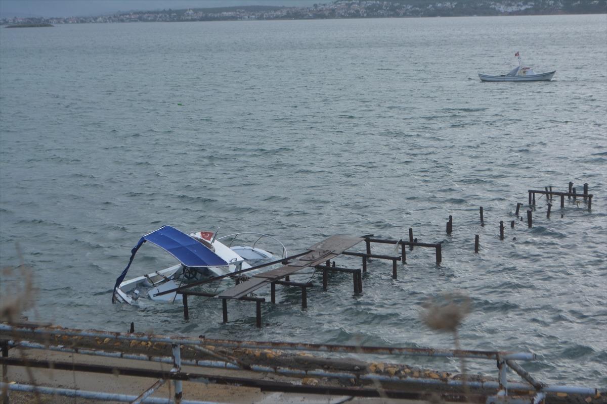 Ayvalık'ta fırtına nedeniyle balık&ccedil;ı tekneleri alabora oldu