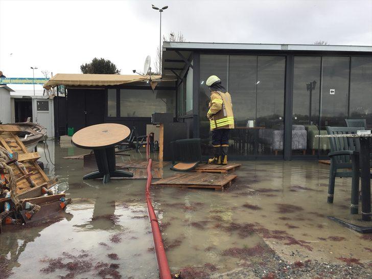 Caddebostan Sahili'nde kırmızı yosunlar karaya vurdu G4