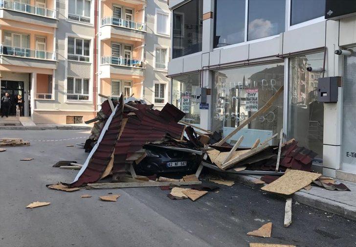 Karaman'da fırtına nedeniyle uçan apartman çatısı, otomobilin üzerine düştü G1