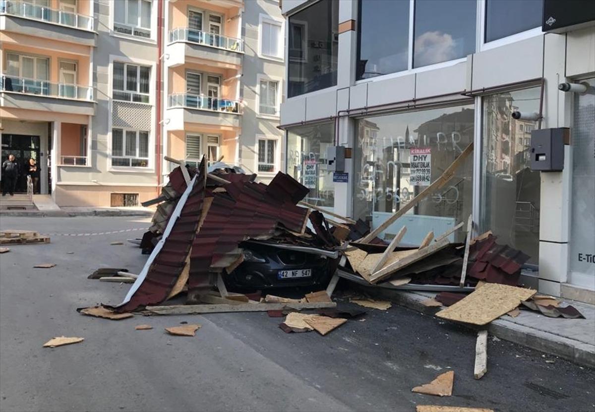 Karaman'da fırtına nedeniyle u&ccedil;an apartman &ccedil;atısı, otomobilin &uuml;zerine d&uuml;şt&uuml;