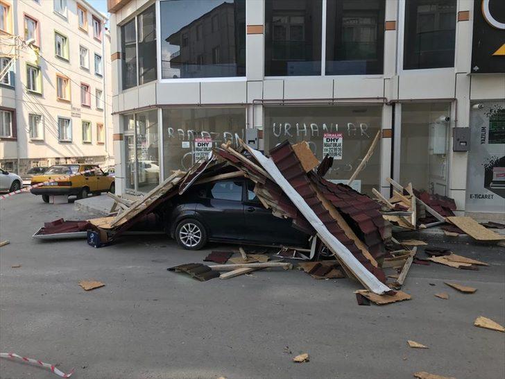 Karaman'da fırtına nedeniyle uçan apartman çatısı, otomobilin üzerine düştü G2