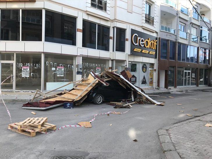 Karaman'da fırtına nedeniyle uçan apartman çatısı, otomobilin üzerine düştü G3