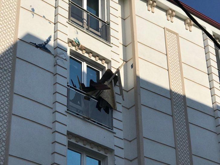 Karaman'da fırtına nedeniyle uçan apartman çatısı, otomobilin üzerine düştü G4