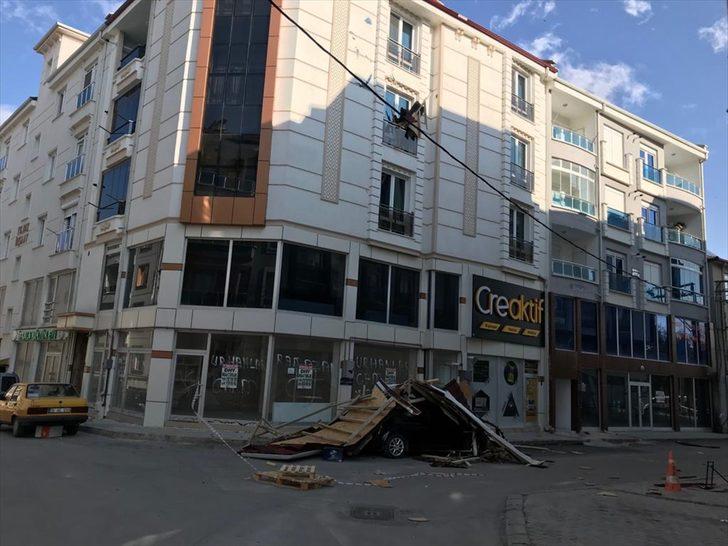 Karaman'da fırtına nedeniyle uçan apartman çatısı, otomobilin üzerine düştü G5