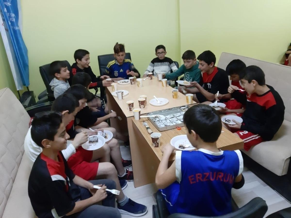 Şampiyonlara tatlı ikramı