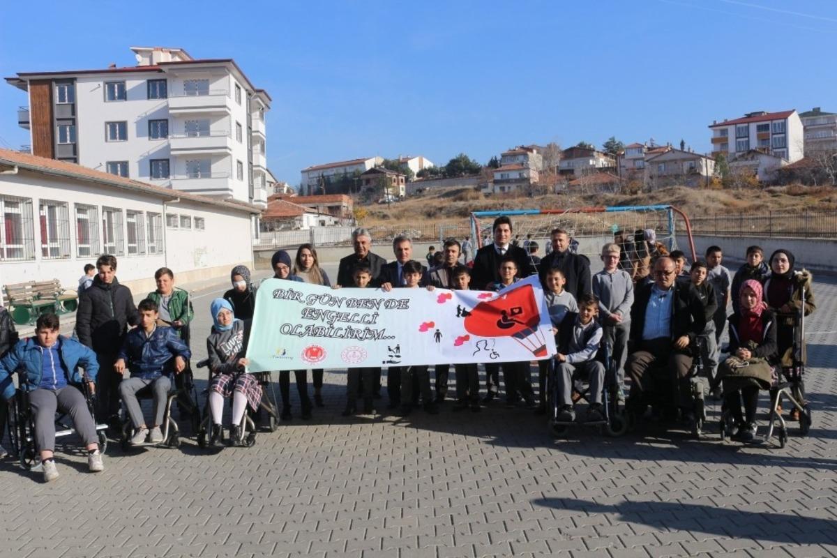 &Ouml;ğrenciler empati yaptı, kendilerini engellilerin yerine koydu