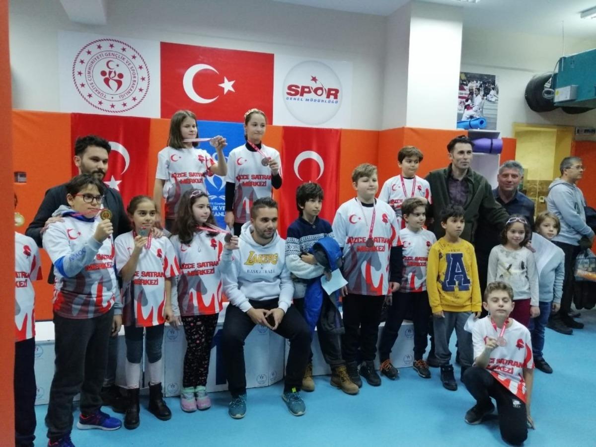 K&uuml;&ccedil;&uuml;kler satran&ccedil; turnuvası yapıldı