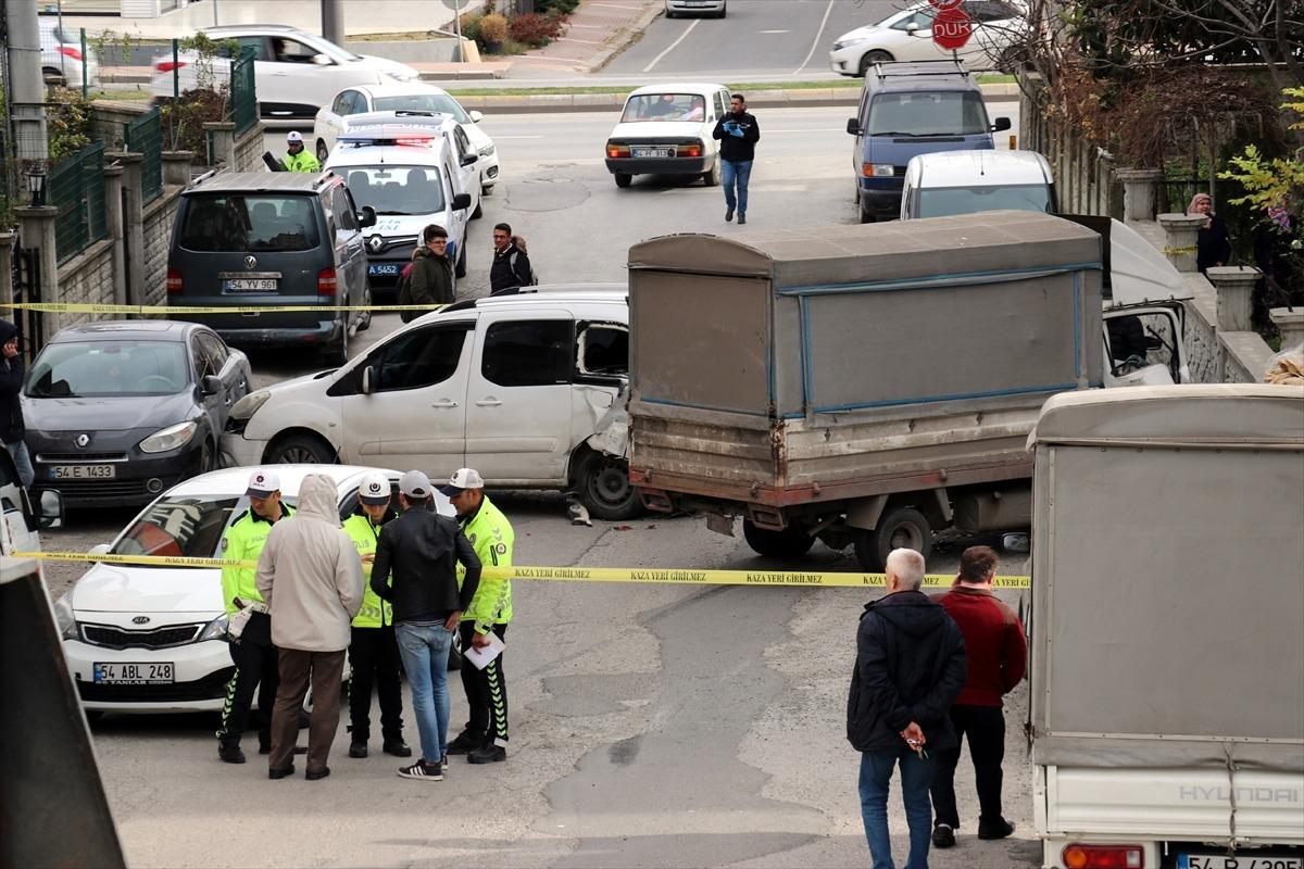 Kaza yapan kamyonetle duvar arasında sıkışan kişi &ouml;ld&uuml;, eşi yaralandı