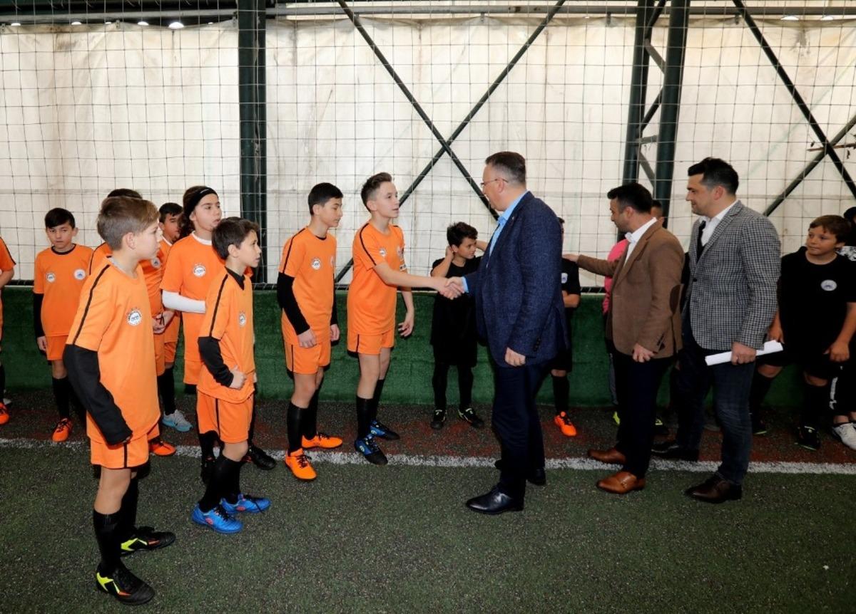 Mahalleler arası Minikler Futbol Turnuvası&rsquo;nda ma&ccedil;lar devam ediyor