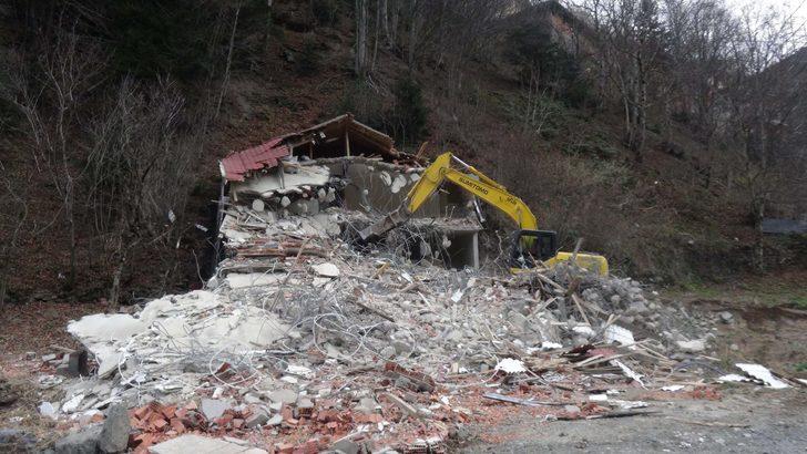 Uzungöl'de kaçak yapıların yıkımına başlandı (3) G2