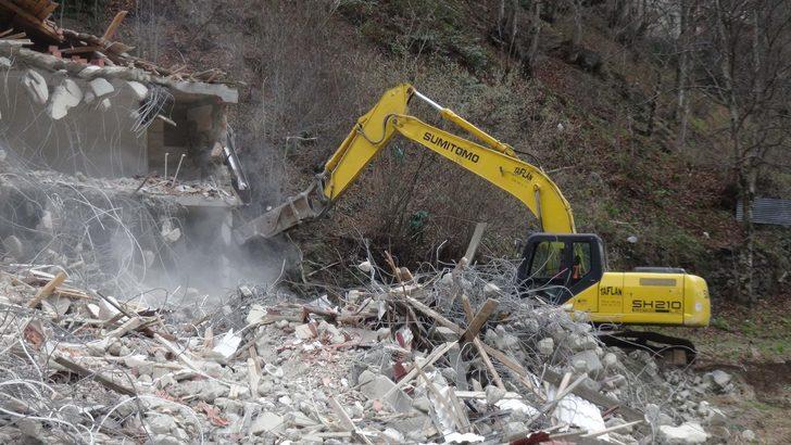 Uzungöl'de kaçak yapıların yıkımına başlandı (3) G5