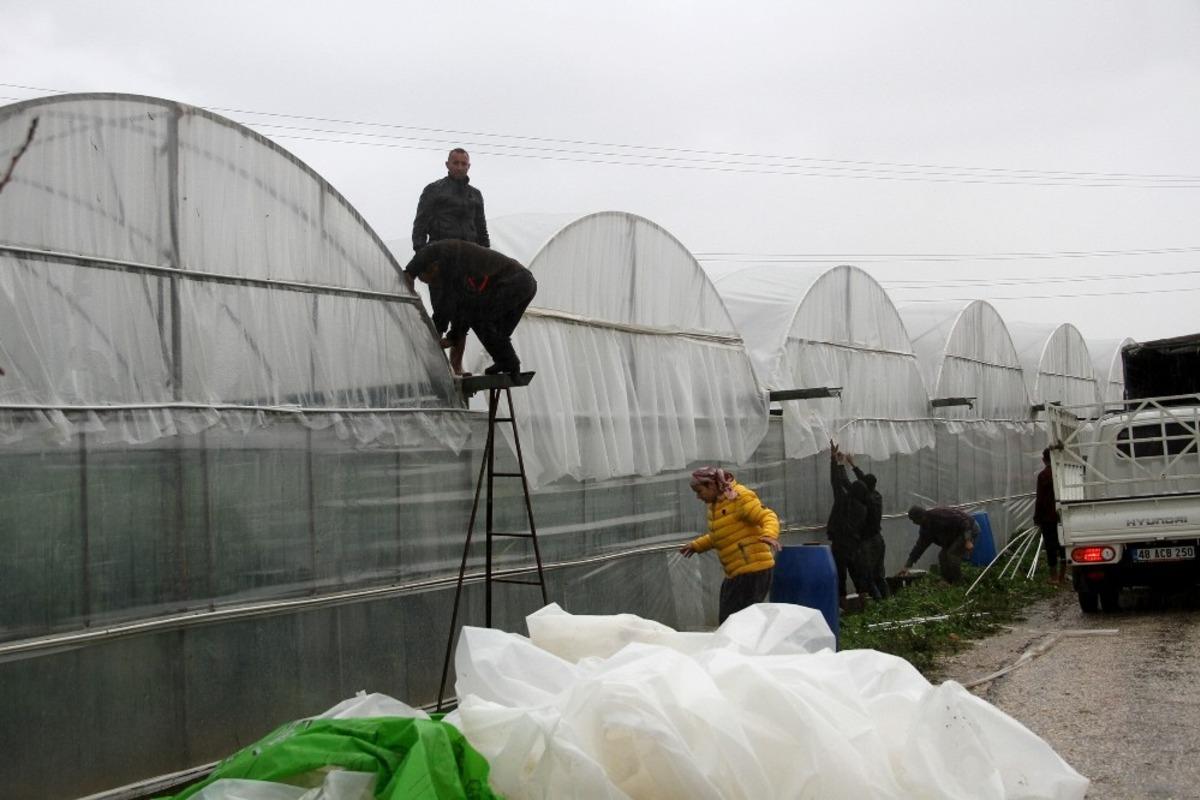Seydikemer&rsquo;de fırtına seralara zarar verdi
