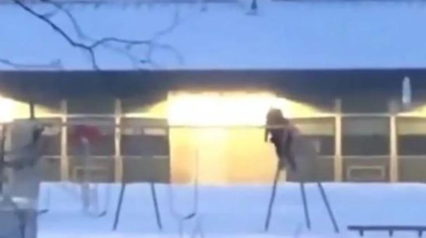 Bu video kafaları karıştırdı! Çocuk hangi yöne sallanıyor?