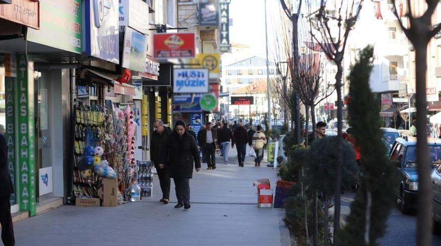 Tehlike arz eden g&ouml;r&uuml;nt&uuml; kirliliğine neden olan tabelalar kaldırılıyor