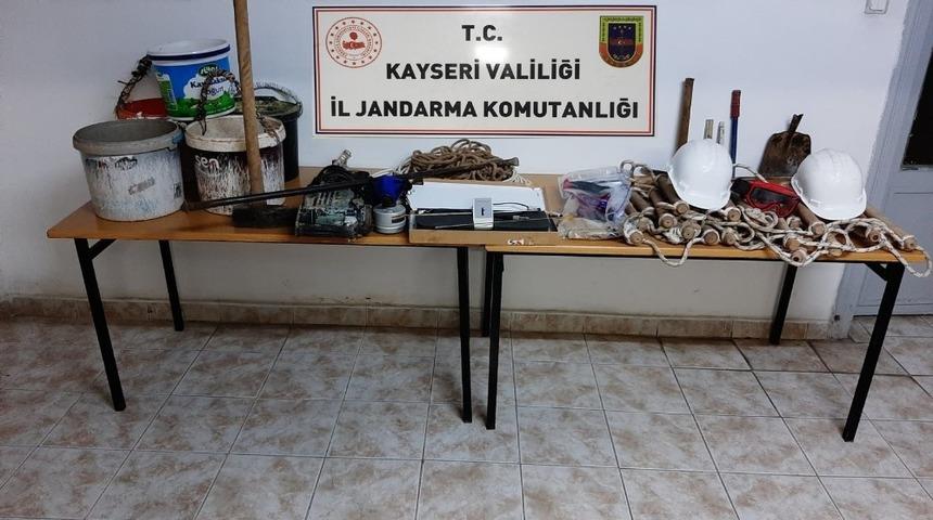 Ka&ccedil;ak kazı yaparken su&ccedil;&uuml;st&uuml; yakalandılar