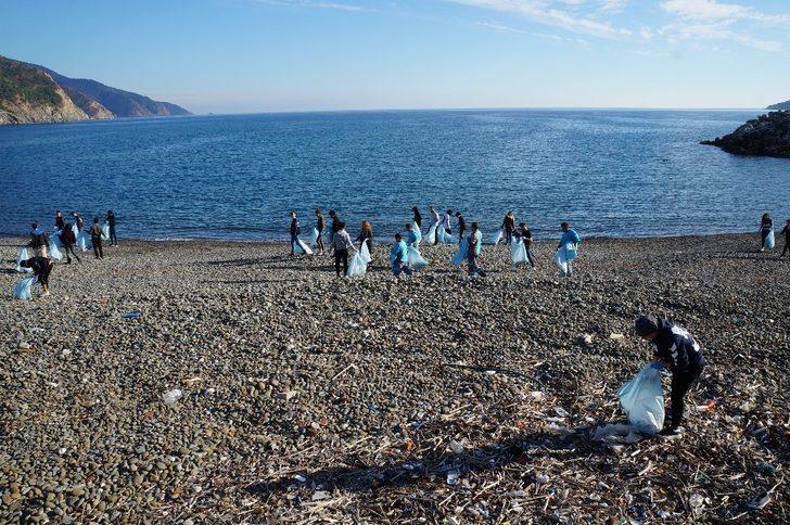 Duyarlı gençler sahili temizledi G1