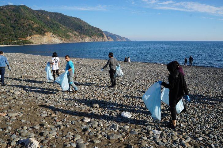 Duyarlı gençler sahili temizledi G4