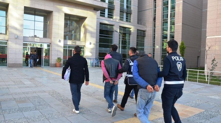 Akü hırsızları yakalandı