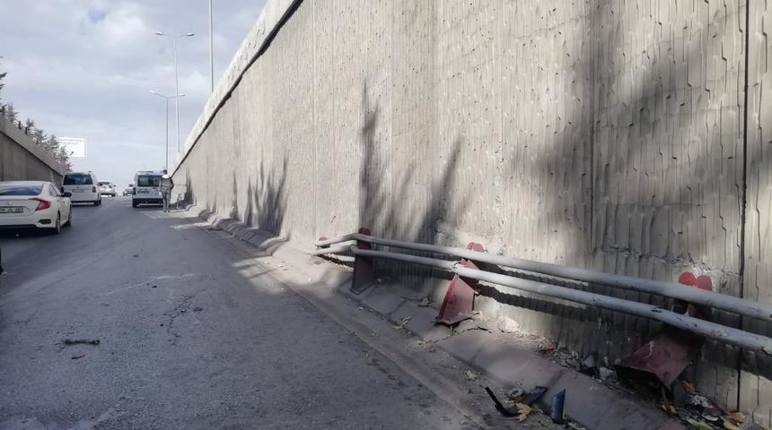 Alt ge&ccedil;itte virajı alamayan otomobil, bariyerlere &ccedil;arptı