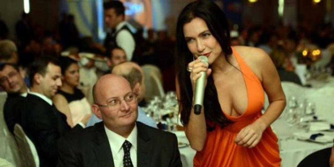 Derin dekolteli konser