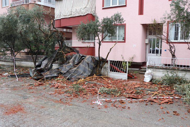 Denizli'de fırtına ve sağanak hayatı felç etti G4