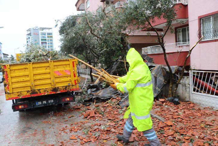 Denizli'de fırtına ve sağanak hayatı felç etti G5