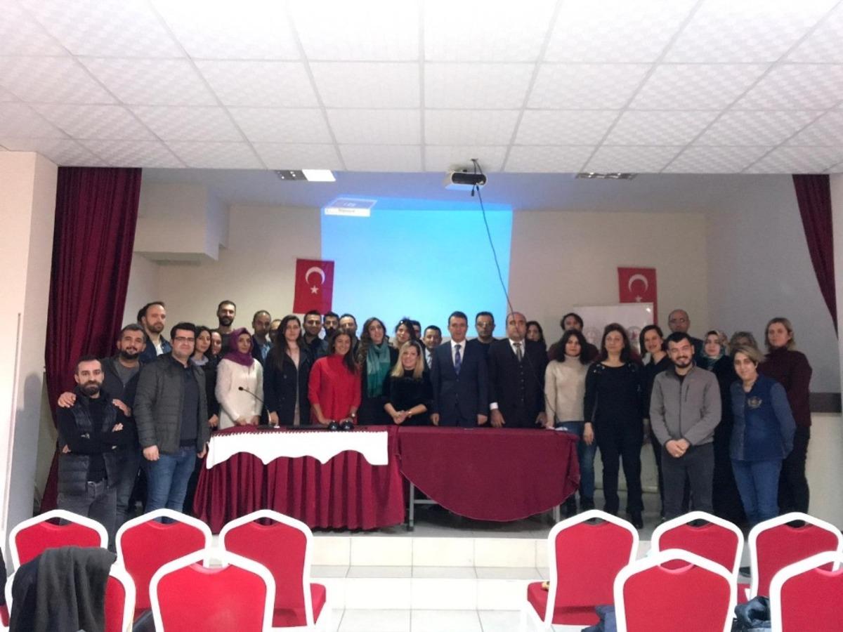 Kayapınar İl&ccedil;e Milli Eğitim M&uuml;d&uuml;r&uuml; &Ouml;zt&uuml;rk, &ouml;ğrencilere erasmus eğitimi verdi