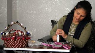 Yanından ayrılmadığı zihinsel engelli kızı için evini atölyeye çevirdi