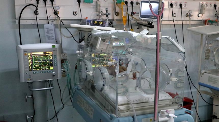 Mide ve bağırsakları dışarıda doğan bebek sağlığına kavuşturuldu