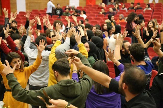 ASÜ Rektörü Şahin: “Her öğrenci bir sanat dalıyla ilgilenmeli”