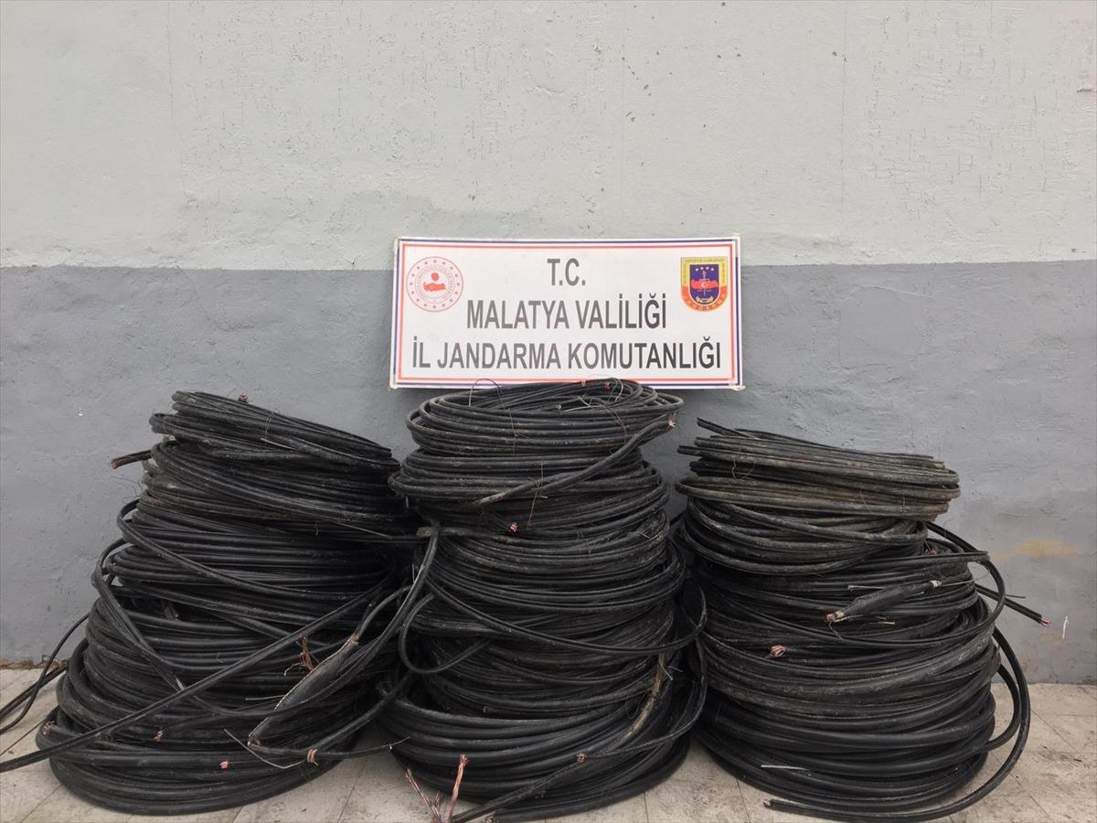 Malatya'da kablo &ccedil;aldıkları iddia edilen iki ş&uuml;pheli yakalandı