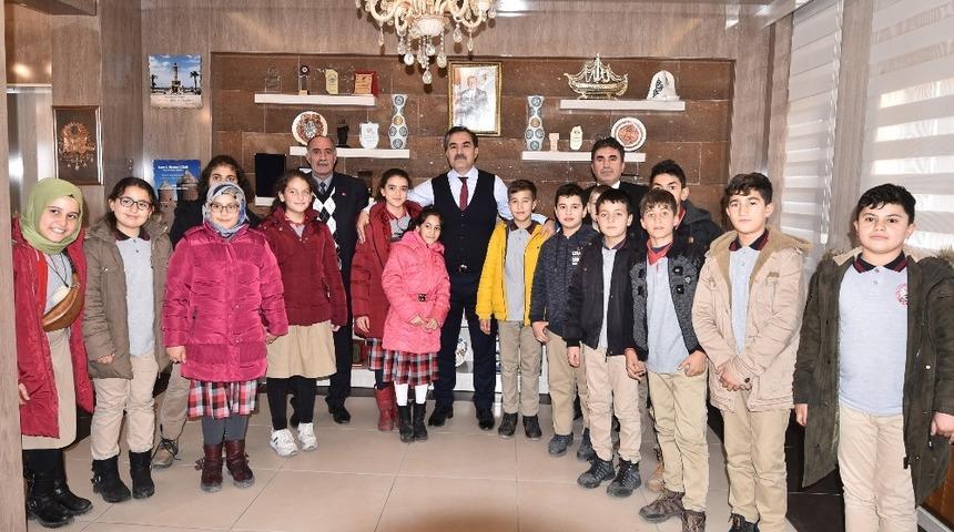 (D&uuml;zeltme) Başkan &Ccedil;oban&rsquo;dan &ouml;ğrencilerin sosyal yardım projesine destek