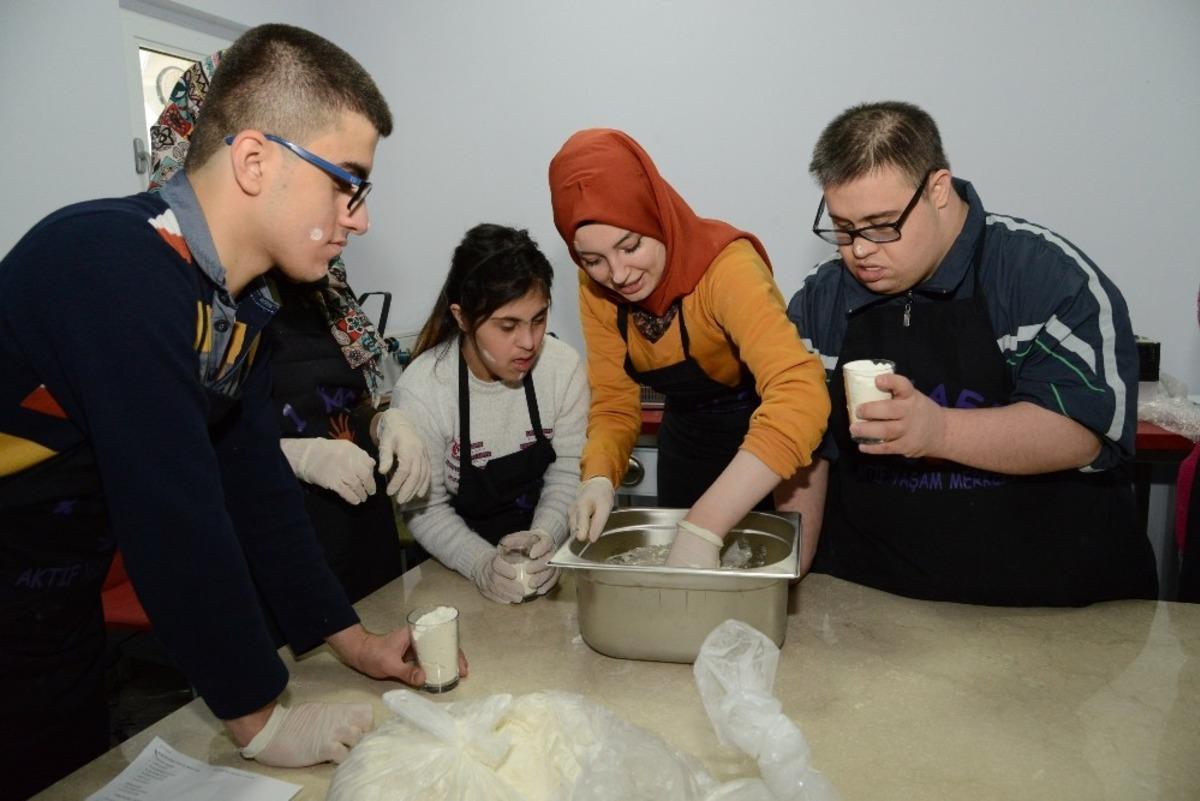 &Uuml;niversite &ouml;ğrencileri engellilerle bir araya geldi