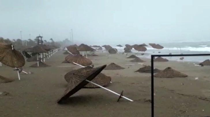 Fırtına sahilde sağlam şemsiye bırakmadı G1
