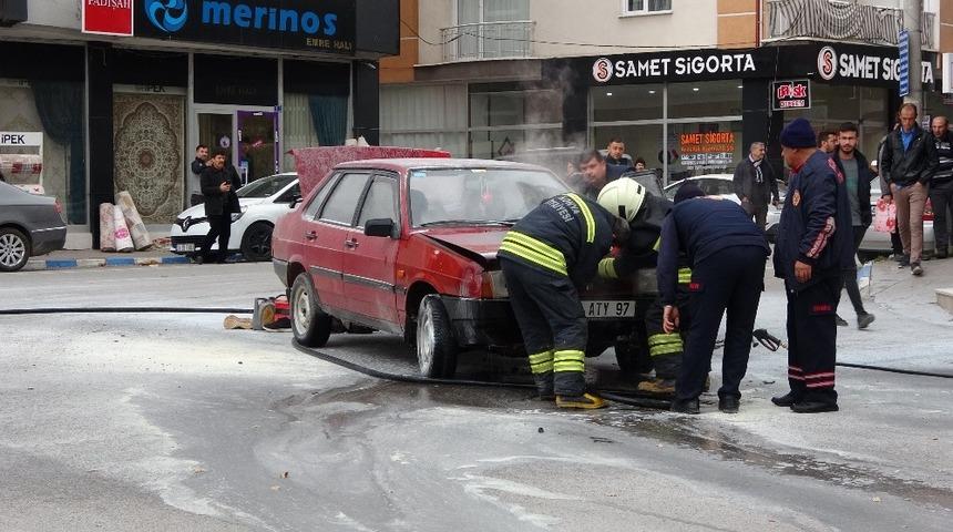Konya&rsquo;da seyir halindeki otomobil yandı