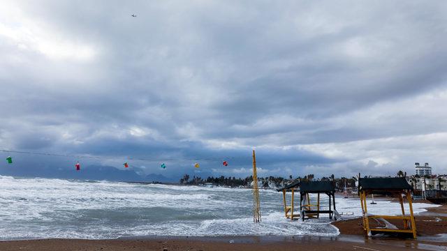 Antalya'da dev dalgalar, falezleri dövdü (4)