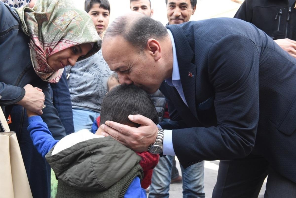 Vali Erin &ccedil;arşı esnafını gezdi