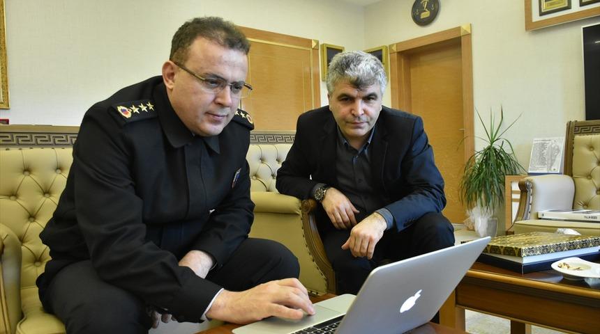 Samsun Jandarma Komutanı G&uuml;ven AA'nın "Yılın Fotoğrafları"nı oyladı