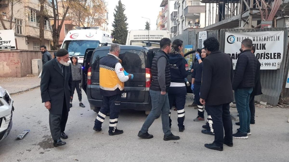 Otomobil ile hafif ticari ara&ccedil; &ccedil;arpıştı: 4 yaralı