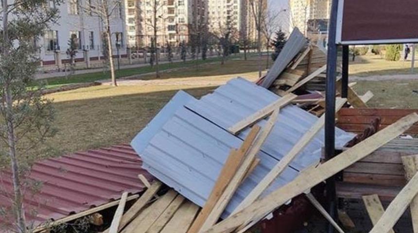 Kayseri'de lodos, &ccedil;atıları u&ccedil;urdu