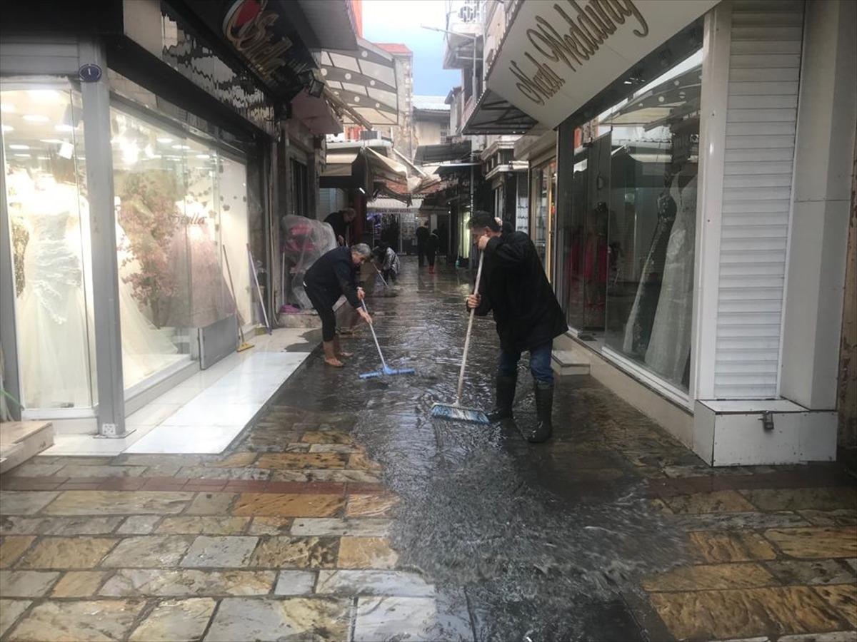 İzmir'de sağanak Kemeraltı &Ccedil;arşısı'nda su baskınlarına neden oldu