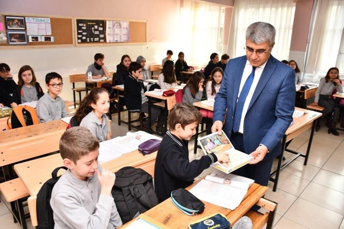 Vali G&uuml;rel makam arabasını merak eden &ouml;ğrencileri araca bindirdi