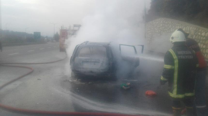 Mersin'de seyir halindeki otomobil yandı