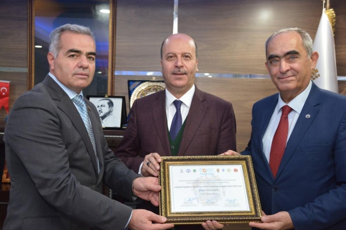 Şuhut Belediyesi 12. Ege İlleri Tanıtım G&uuml;nlerinin en başarılı coğrafi &uuml;r&uuml;n tanıtımı &ouml;d&uuml;l&uuml;ne layık g&ouml;r&uuml;ld&uuml;