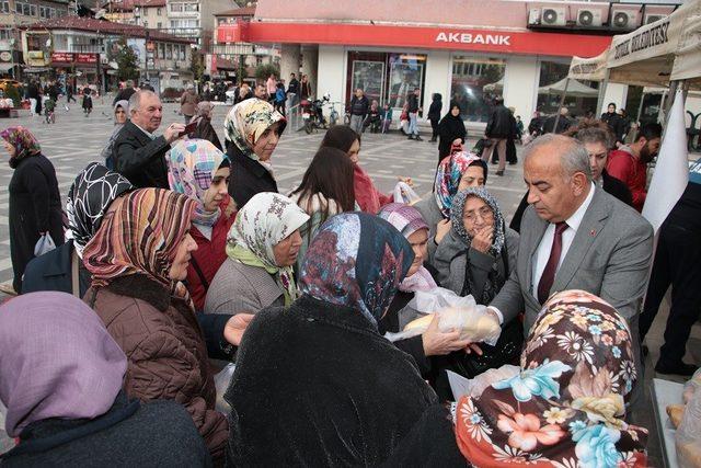 Gramajı düşük ekmekler vatandaşa ücretsiz dağıtıldı