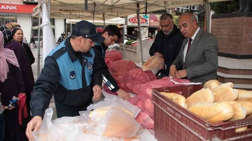 Gramajı d&uuml;ş&uuml;k ekmekler vatandaşa &uuml;cretsiz dağıtıldı