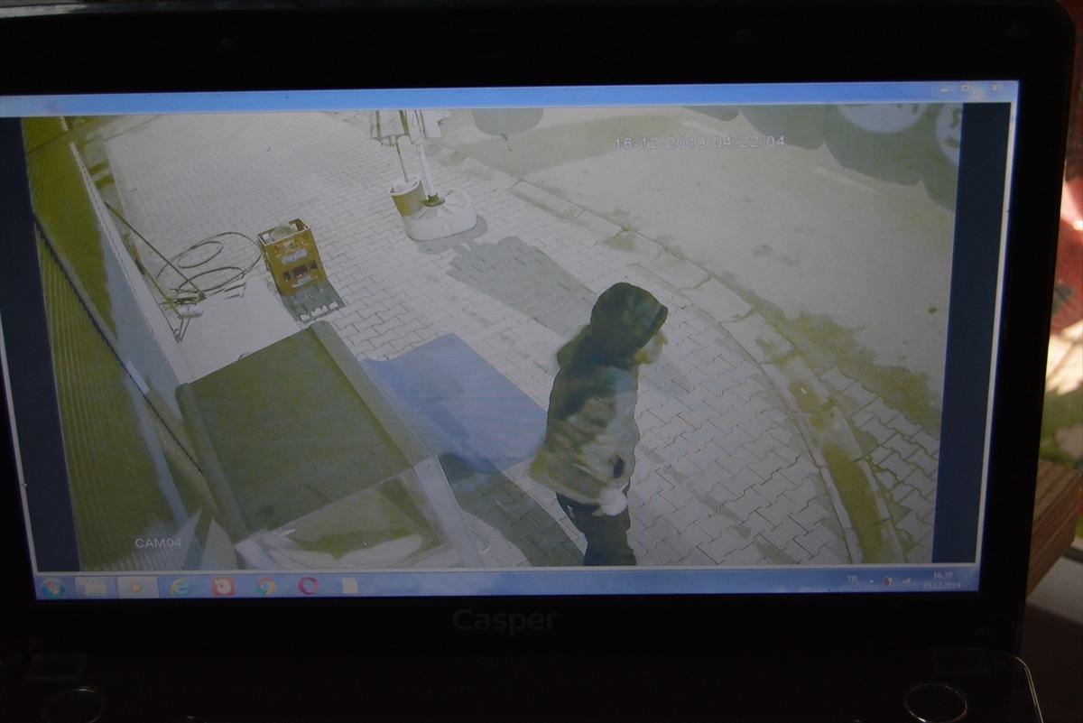 Poşetlediği paraları unutup sigaraları &ccedil;alan zanlı g&uuml;venlik kamerasında